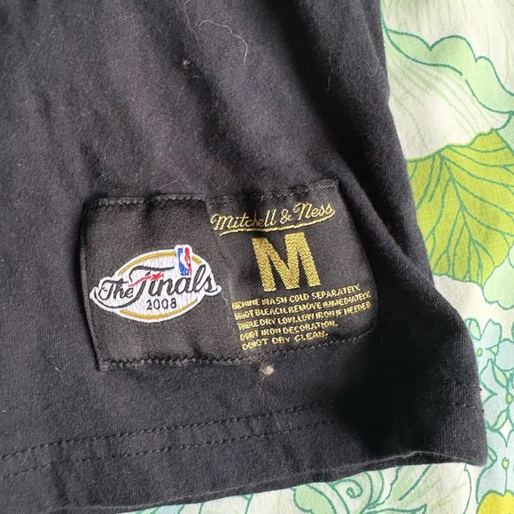 Men’s Size M Mitchell and Ness Boston Celtics T-shirt - Picture 2 of 6